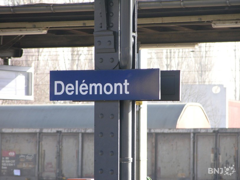 Panneau de la gare de Delémont