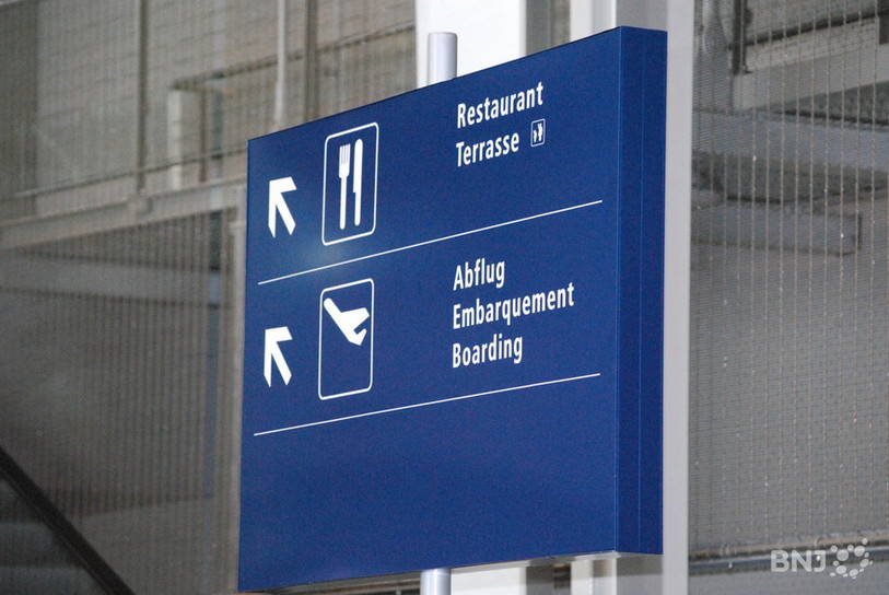Panneau indicateur à l'aéroport