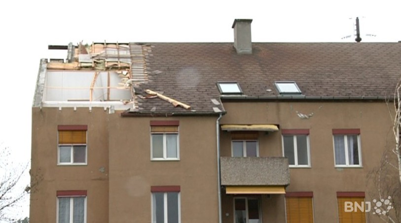 Une partie du toit d'un immeuble locatif a été arraché à Courrendlin