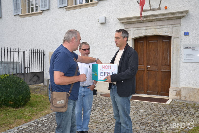 La remise des signatures à la Chancellerie cantonale