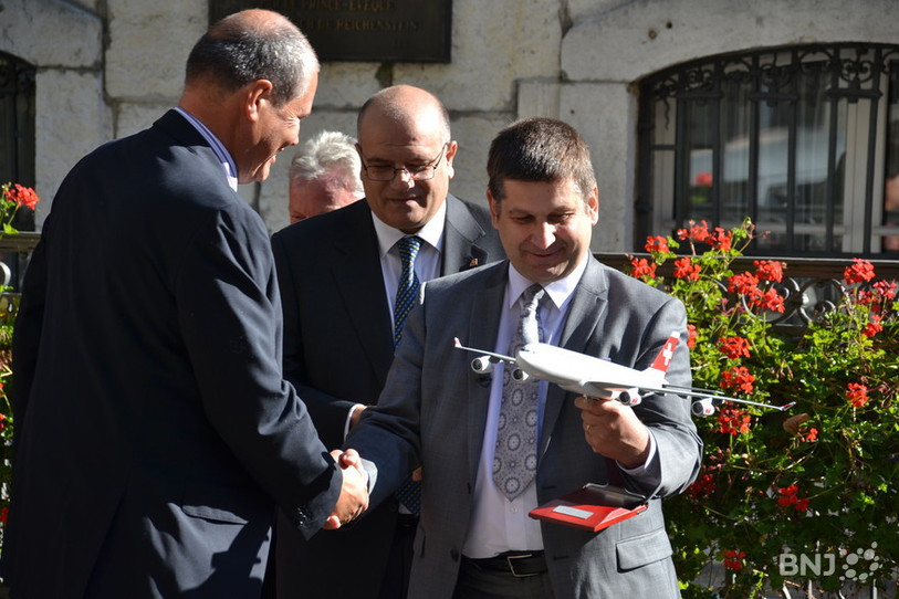 Le maire de Delémont Pierre Kohler a baptisé une maquette d'un Airbus