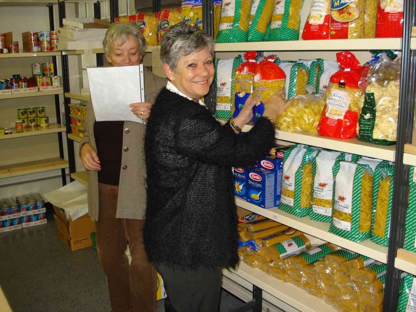 Deux bénévoles des Cartons du coeur