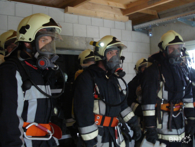 Pompiers équipés de masques et de bombonnes