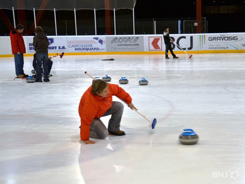 Initiation au curling à la patinoire de Delémont