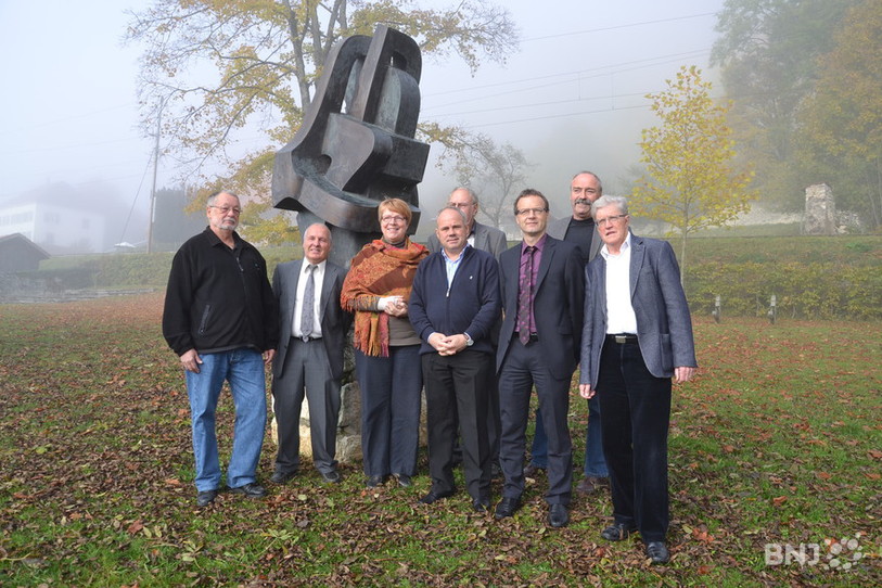 Les maires des huit communes: (de g. à dr.) Bernard Meyer (Sonvilier), Michel Walther (Cortébert), Annelise Vaucher (Cormoret), Richard Habegger (Villeret), Serge Kocher (Renan, en arrière), Stéphane Boillat (St-Imier), Henri Bärtschi) et Otto Borruat (Courtelary).