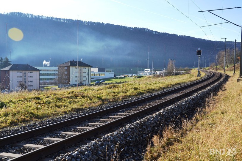 Les gabarits de l'usine ETA prévue sur la zone industrielle de Villeret. Au loin, la succursale de Straumann.