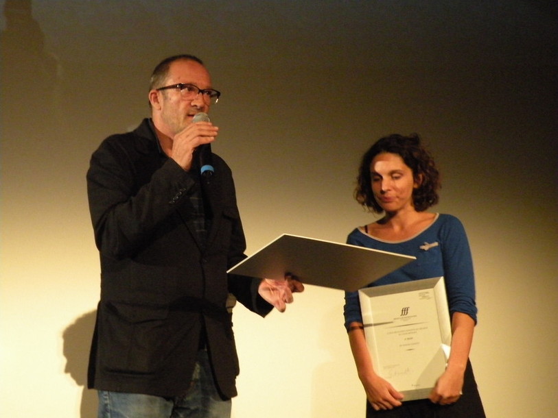 Le président du jury Carlo Brandt récompense la réalisatrice Vanessa Clément