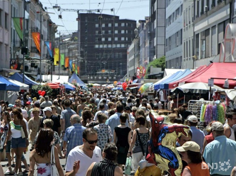 Les jeunes UDC tiennent leur stand à la place centrale. (photo: archives)