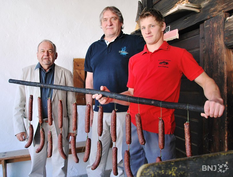 Jean-René Carnal, secrétaire de la Fondation Maison Banneret Wisard, Stéphane Oester, boucher de campagne, et Bertrand Zahno, président du comité Jura/Jura bernois de la Semaine du goût