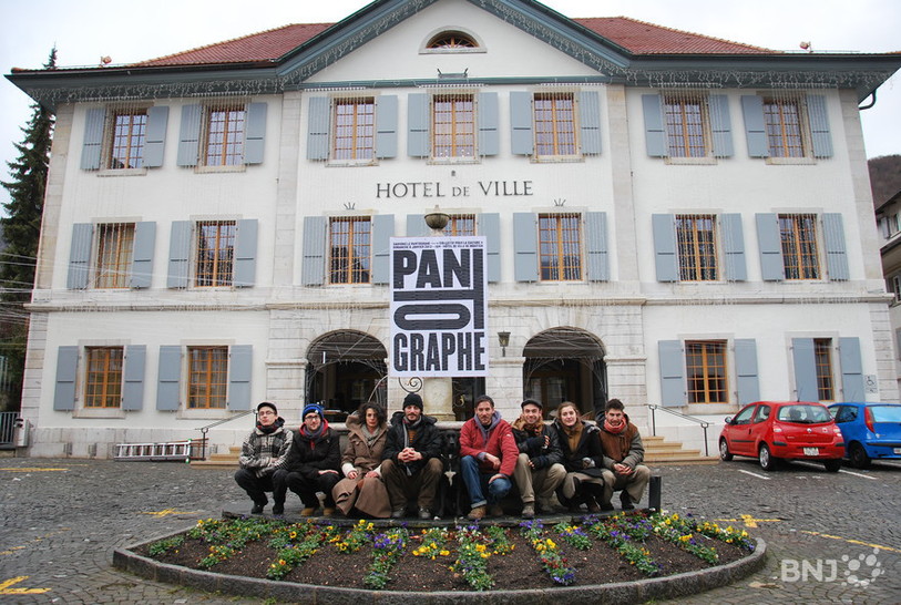 L'équipe du Pantographe devant l'Hôtel de Ville de Moutier