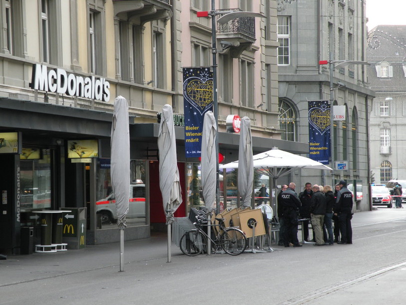 La police à pied d'oeuvre devant le Mac Donald's de la rue de Nidau à Bienne