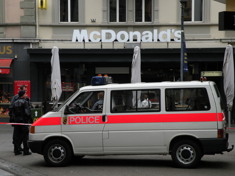 Intervention de la police cantonale au Mac Donald's de la rue de Nidau à Bienne