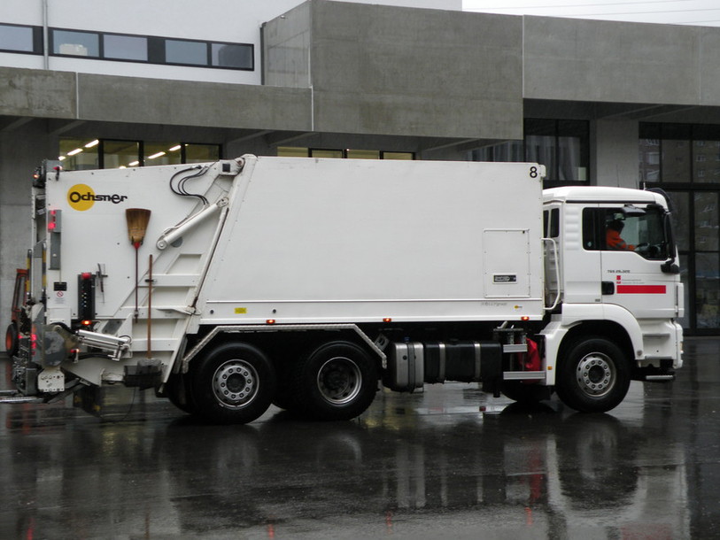 L'un des 10 camions-poubelles de la voirie à Bienne