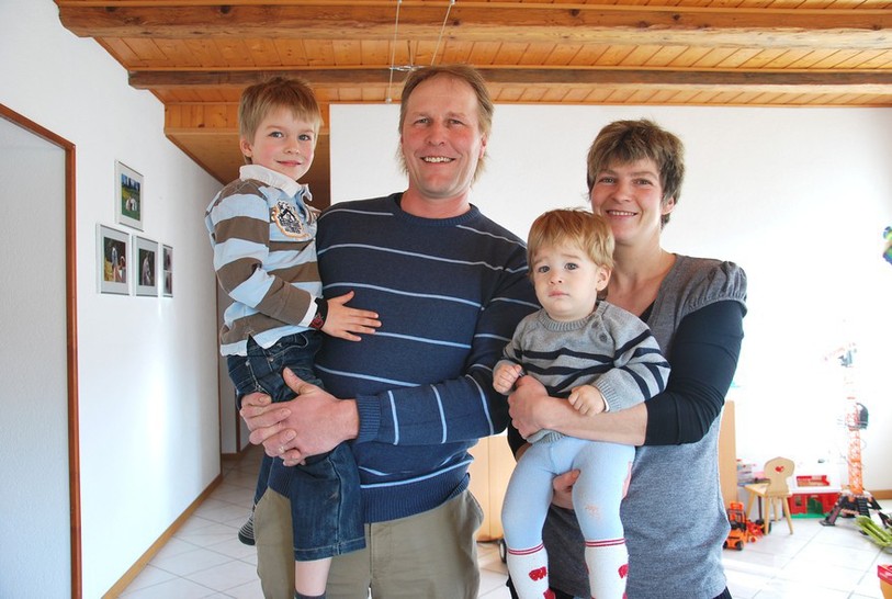 Le maire de Renan Andreas Niederhauser entouré de sa famille: sa femme Susanne et ses deux fils Nils (à g.) et Sven