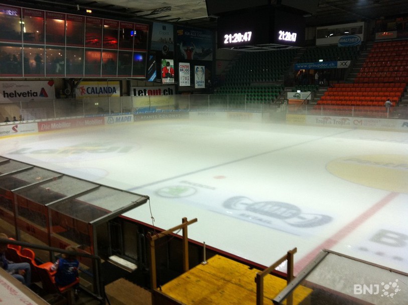 Le brouillard sur la patinoire du Stade de Glace