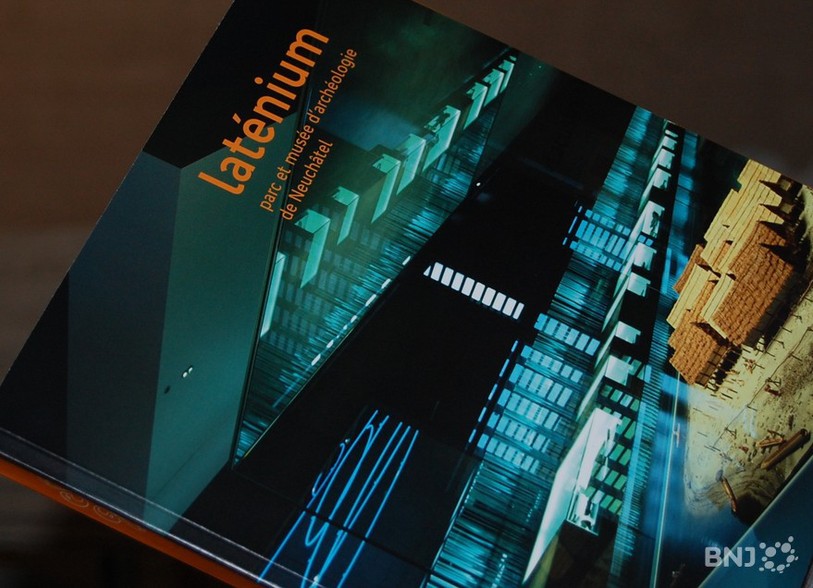 Activités, collections, architecture et design du Laténium dans un catalogue.