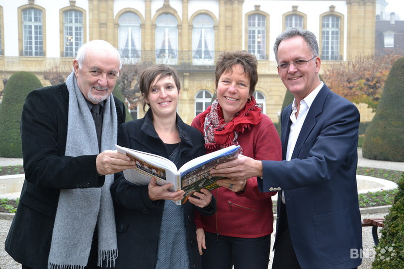 Les auteurs de l’ouvrage devant l’Hôtel DuPeyrou à Neuchâtel