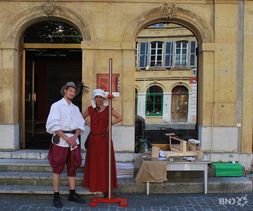 Deux animateurs proposent aux passants de se mesurer en pieds neuchâtelois.