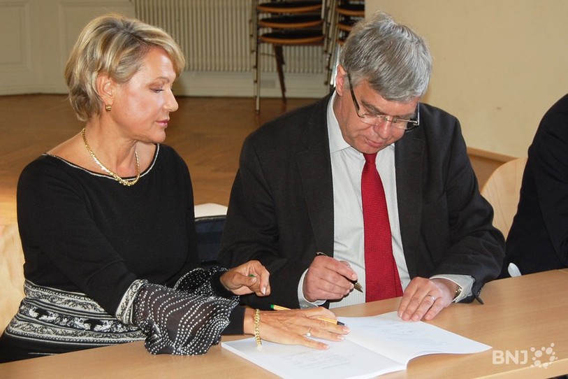 La 14e CCT horlogère a été signée ce matin par Elisabeth Zölch, présidente de la Convetion patronale, et Jean-Claude Rennwald, responsable de l'horlogerie au Syndicat Unia