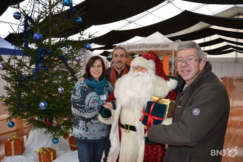 Le président des Artisanales, Jean-Pierre Ingold et deux de ses accolytes entourent le Père Noël. 