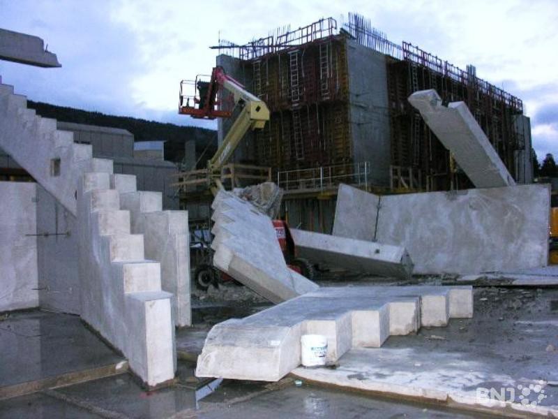 Le 6 décembre 2005, une partie des gradins du stade s'est écroulée et a blessé gravement un contremaître du chantier.