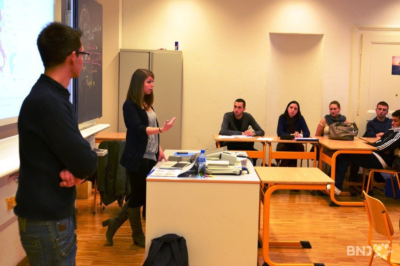 Des étudiants de l'Institut européen encadraient les débats mardi matin dans les classes du Lycée Jean-Piaget