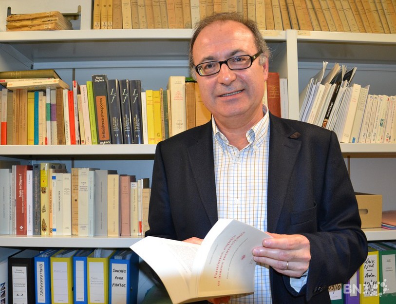 Daniel Sangsue tenant entre les mains sa pneumatologie littéraire.