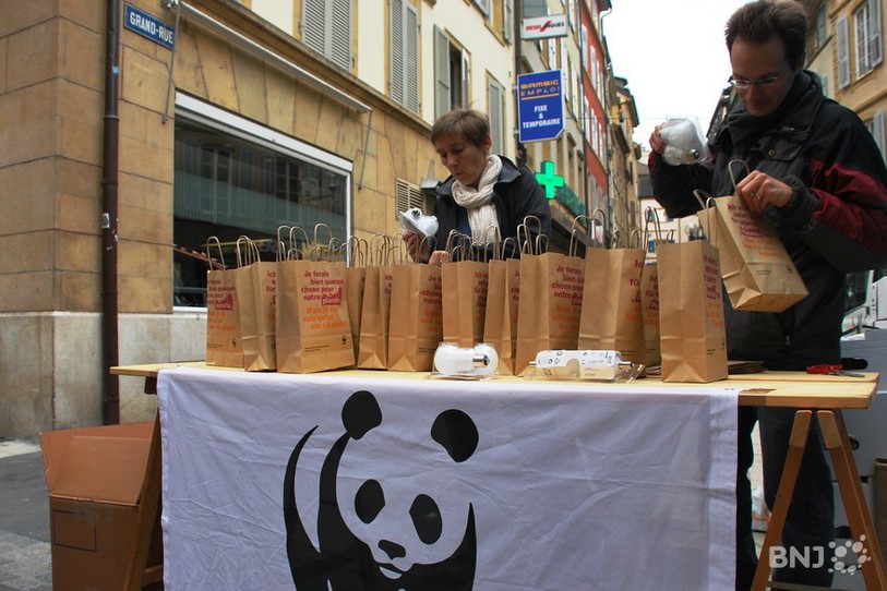 Le WWF a tenu un stand samedi matin au centre-ville de Neuchâtel.