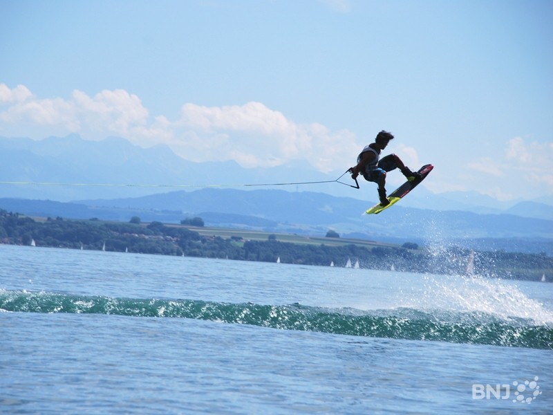 Les compétitions de wakeboard se pratiquent sur un lac plat.