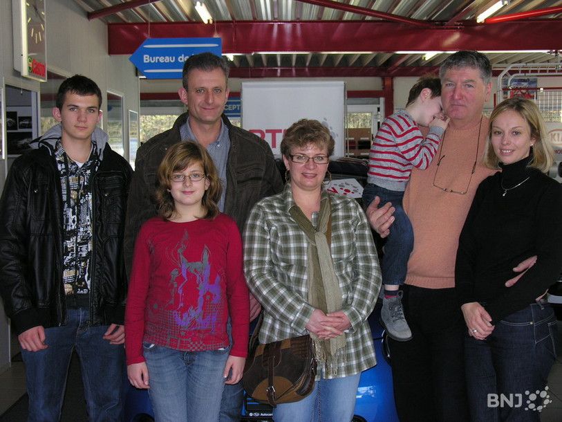 Jacqueline (notre gagnante) et sa famille, et le directeur du garage Autocarrefour, Michel Corradini, son épouse et son fils