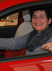 Marie-Jeanne au volant de sa petite citadine