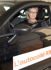 Sonja au volant dans sa petite citadine