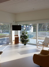 Le salon, simple mais lumineux et incitant au calme.