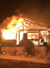 La maison a été complètement détruite dans l'incendie. (photo : police.be.ch)