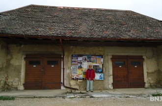 Maurice Evard devant l'ancienne buanderie