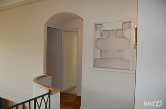 On retrouve le plan de la villa en guise d'étagère