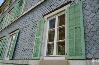Une maison avec sa façade en écailles