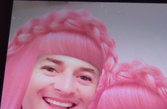 David Charles avec des cheveux roses, un défi lancé par un collègue