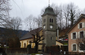 Le temple avec son clocher en granit, unique dans la région