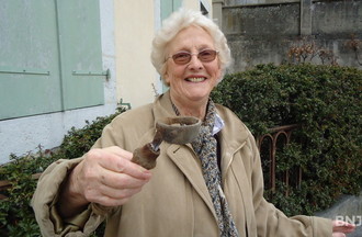 Huguette qui a relevé le défi, avec son outil de la vigne