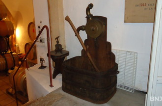 Une ancienne pompe rotative manuelle