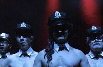 Alain en chippendale dans Ladies Night