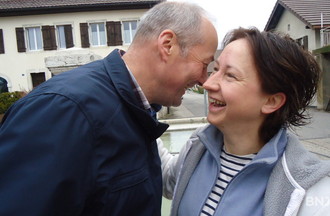 Sophie qui a eu droit à la bise du président de commune Aurèle Chiffel