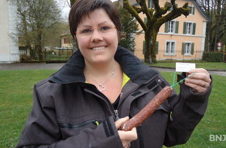 Aline la gagnante du défi, avec la saucisse à l'abstinthe
