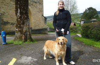 Jessica et son adorable chienne Cana, la participante du jeu: qui s'en souvent
