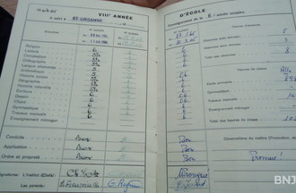 Le bulletin scolaire d'Anne-Marie avec ses brillantes notes 