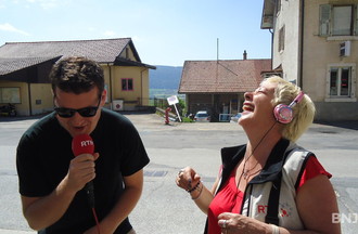 David notre responsable d'antenne poussant la chansonnette, un grand moment de radio