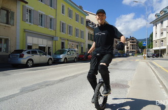 Alexandre le passionné de monocycle qui a participé au jeu: des paroles une chanson