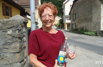 Francine avec sa bouteille de prunes