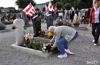 Dépôt de la gerbe devant la tombe de Roland Béguelin